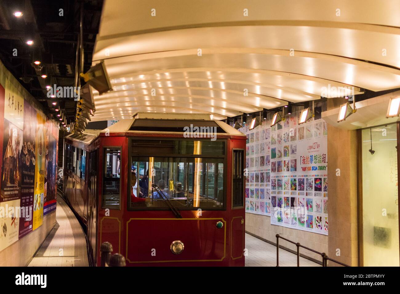 Hongkong / China - 25. Juli 2015: Die Peak Tram, die von der Garden Road Admiralty zum Victoria Peak führt, bringt Touristen zum Victoria Peak, einem der Hong Ks Stockfoto