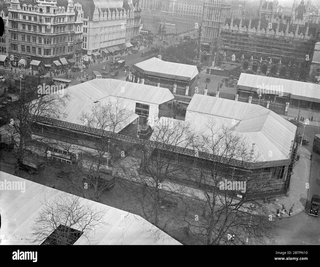 Krönungszelte des Parliament Square. Foto zeigt: Eine neue Ansicht von oben auf die Leinwand-bedeckt Krönungsständer, die jetzt füllen Parliament Square. 20. April 1937 Stockfoto