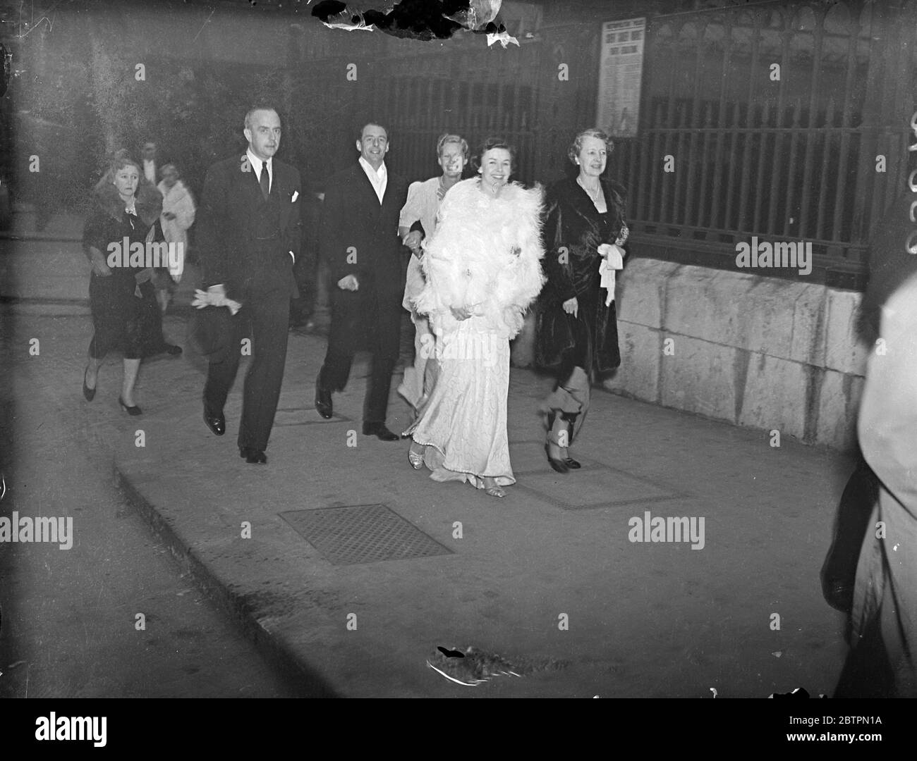 Die Krönungssaison in Covent Garden ist eröffnet. Die Krönungssaison der Internationalen Oper wurde mit Othello im Covent Garden eröffnet. Foto zeigt: Eine Gruppe Operatoren auf dem Weg zur Oper. 19. April 1937 Stockfoto
