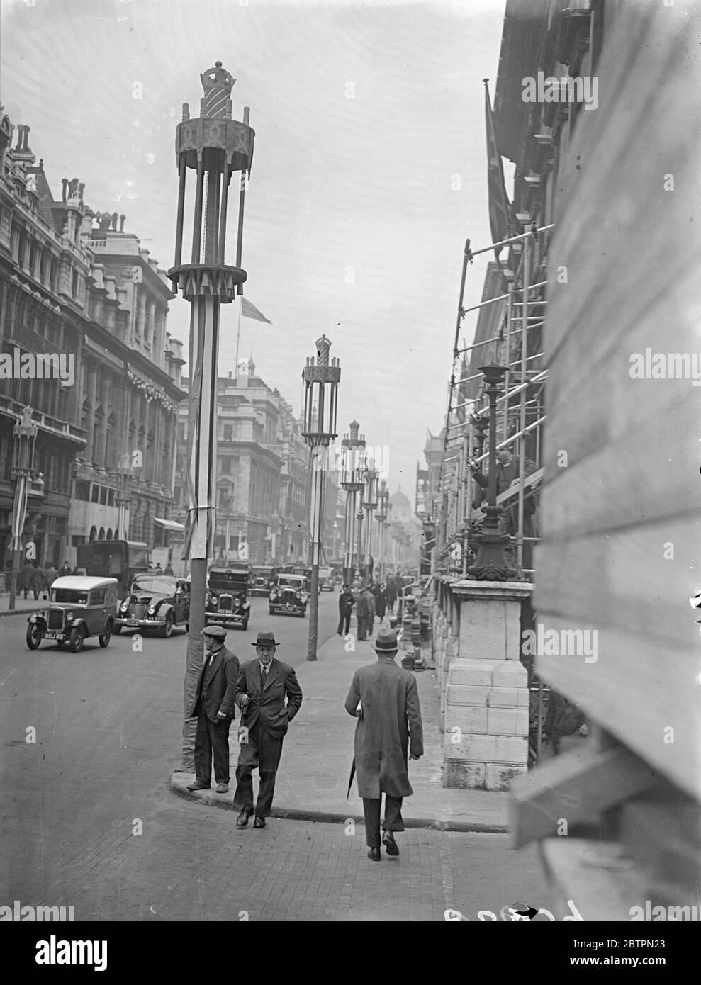 Clubland in Krönungskleid. Foto zeigt: Pall Mall mit verzierten Pfosten gesäumt und steht in Bereitschaft zur Krönung. 26. April 1937 Stockfoto