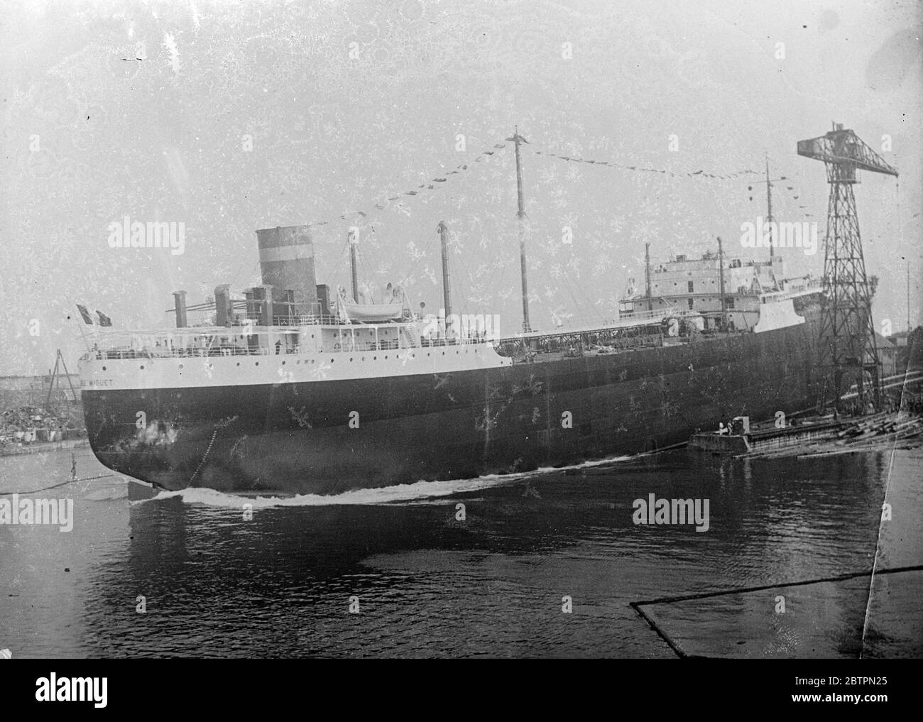 Der weltweit größte Öltanker wurde gestartet. Der größte Öltanker der Welt, der Emile Miquet, wurde in Dunkerque, Frankreich, gestartet. Das Festival ist fast 600 Meter lang. Foto zeigt, die 'Emile Miquet' nimmt das Wasser bei ihrem Start. 14. April 1937 Stockfoto