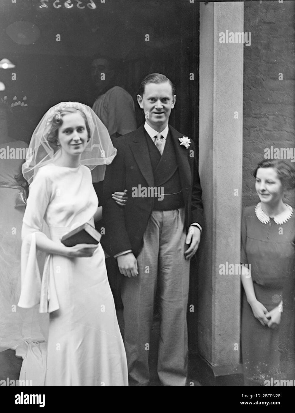 Evelyn Waugh heiratete in London. Evelyn Waugh, die Autorin, und Laura Herbert, die jüngste Tochter von Aubrey Herbert und dem verstorbenen Aubrey Herbert, waren in der Mariä Himmelfahrt-Kirche in der Warwick Street verheiratet. Die Braut wurde von ihrem 16-jährigen Schuljungen-Bruder Amberon verschenkt. Sie ist Verwandte des Grafen von Carnarvon und hat an der Royal Academy of Dramatic Art studiert. Das Paar war nur drei Monate beschäftigt. Foto zeigt, die Braut und Bräutigam verlassen die Kirche. 17. April 1937 Stockfoto