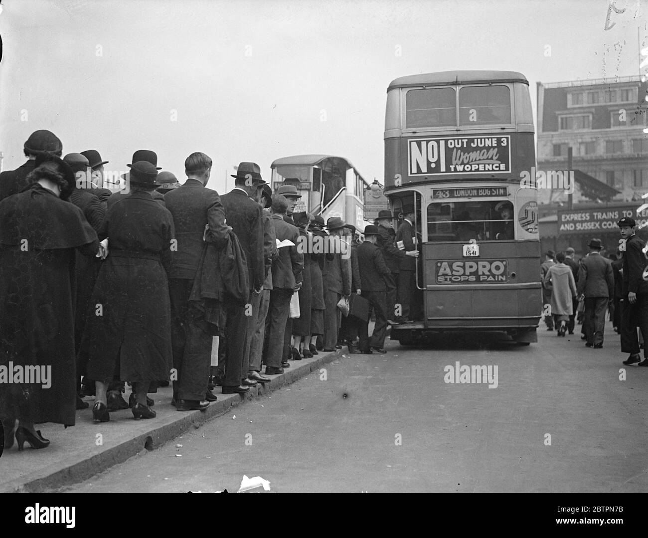 Die Londoner fahren wieder mit dem Bus. Tausende eifrige Londoner machten einen Drücker für die Busse, als sie nach 27-tägiger Streikzeit wieder auftauchten. Foto zeigt, die Schlange an Bord eines Busses an der London Bridge. 28 Mai 1937 Stockfoto