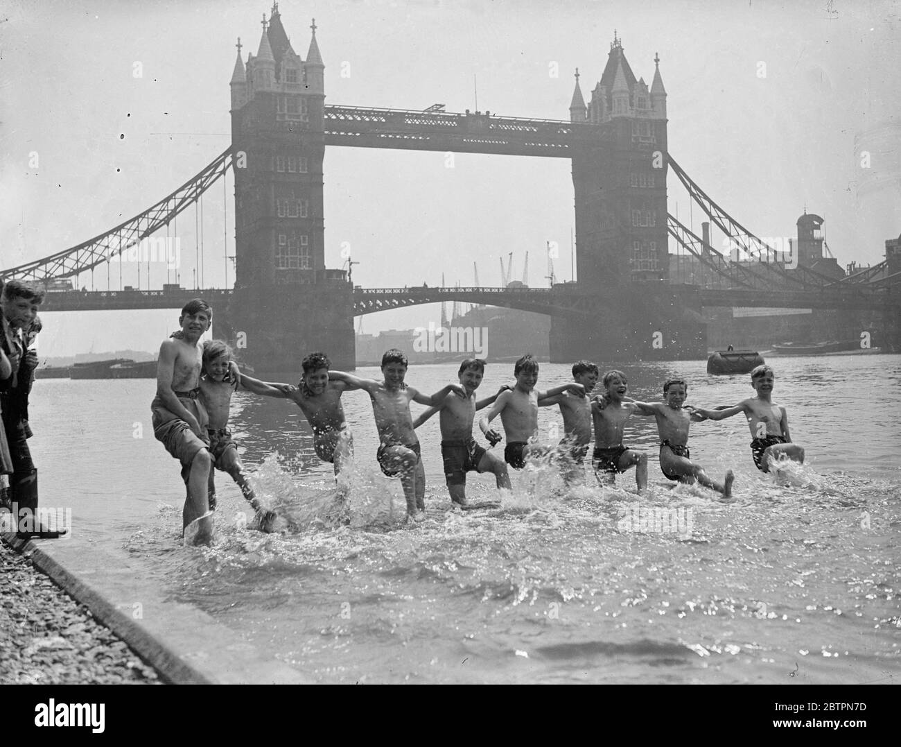 Hitzewelle. Junge Londoner genießen einen Sprung in die Themse vor Tower Beach. 29 Mai 1937 Stockfoto
