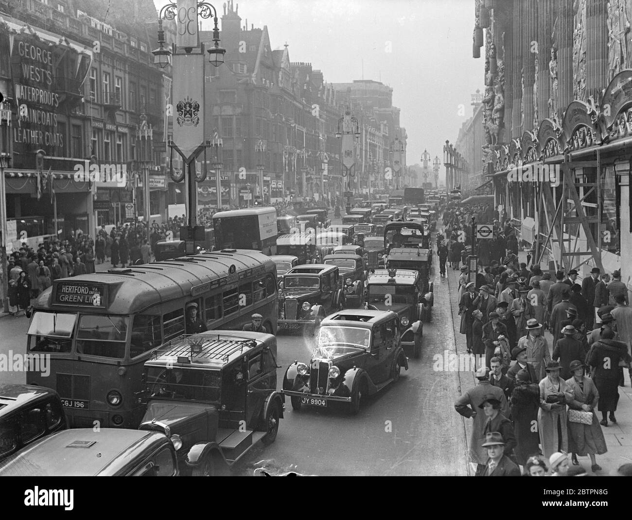 Oxford Street verkauft. Foto zeigt: Oxford Street, wie ein langer Stau. Mit der Krönung versuchen nun nur noch zwei Tage von Tausenden mehr Autos und Fußgänger, sich durch die verstopfte Durchgangsstraße zu schieben. 10 Mai 1937 Stockfoto
