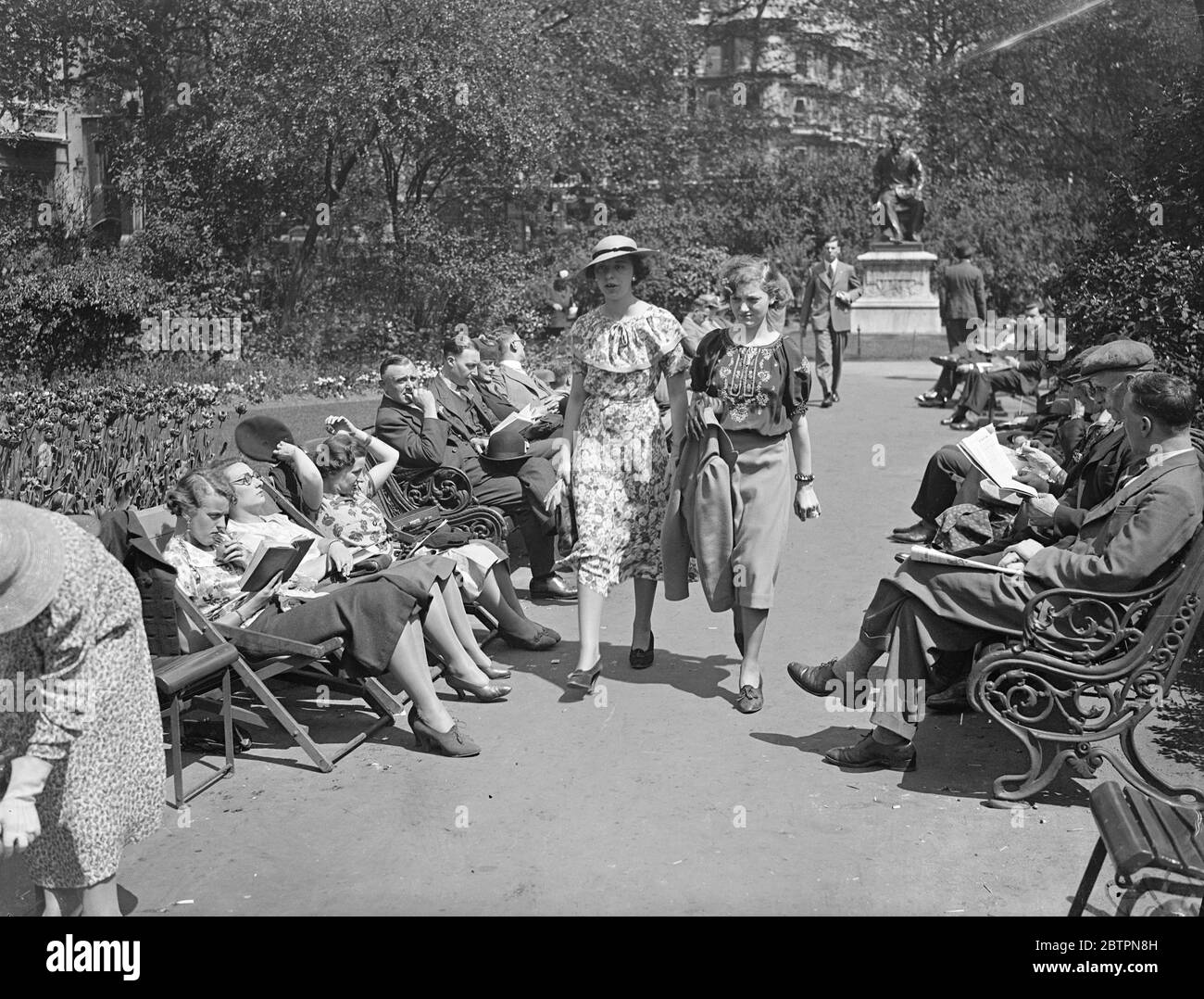 Hitzewelle – Fortsetzung. Die anhaltende Hitzewelle, die offenbar bei immer höheren Temperaturen alle Rekorde brechen wollte, war für diese Mittagsszene in den Victoria Embankment Gardens verantwortlich. 25 Mai 1937 Stockfoto