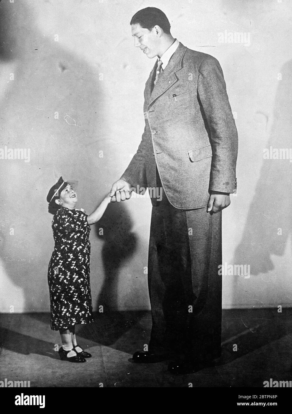 Entfernte Freunde. Der finnische Riese VÃ¤inÃ¶ Myllyrinne (27. Februar 1909 - 1963) trifft auf den ebenso berühmten österreichischen Zwerg Elisabeth, der nur 1/2 Meter in Paris ist. 13 Juni 1937 Stockfoto