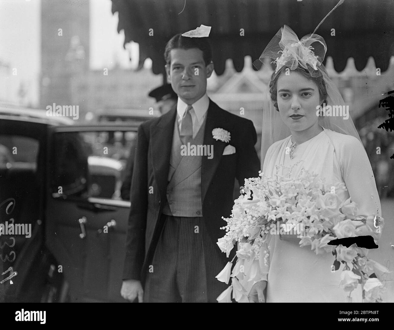 Miniatur-Kopfschmuck. Die Hochzeit von Anthony Norman und Miss Anne Watson-Hughes fand in der St. Margaret's Church, Westminster statt. Foto zeigt: Die Braut, trug einen sehr kleinen Nest Kopfschmuck, verlassen mit dem Bräutigam nach der Zeremonie. Juni 1937 Stockfoto