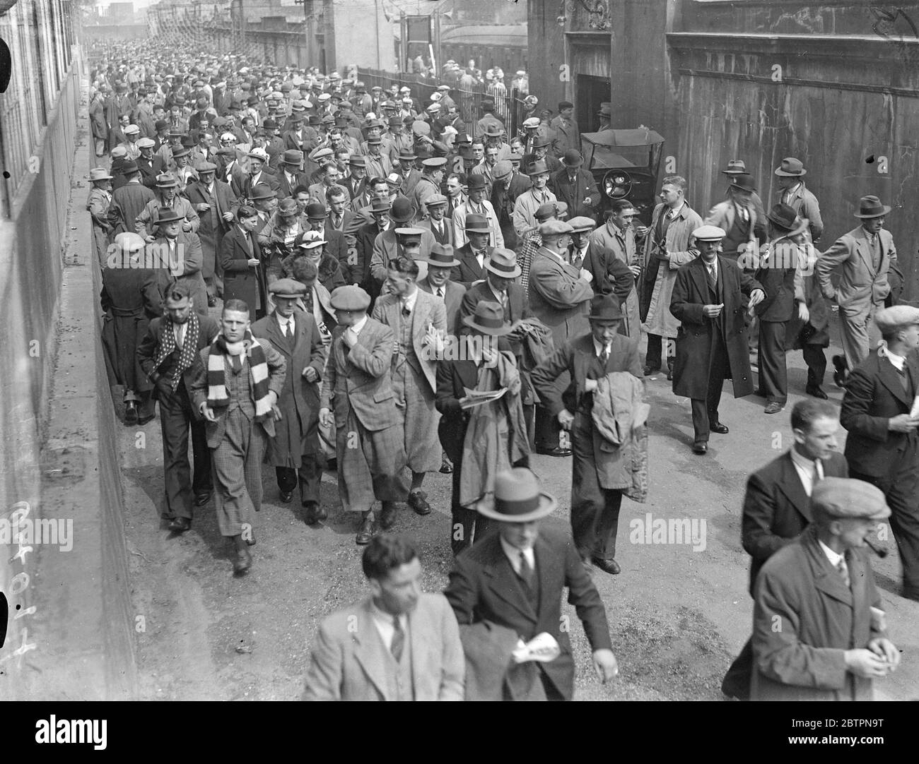 Cup Finale Menschenmengen in Wembley. Die riesigen Menschenmassen, die in Wembley ankommen, um das FA Cup Finale zwischen Sunderland und Preston North End zu sehen. Mai 1937 Stockfoto