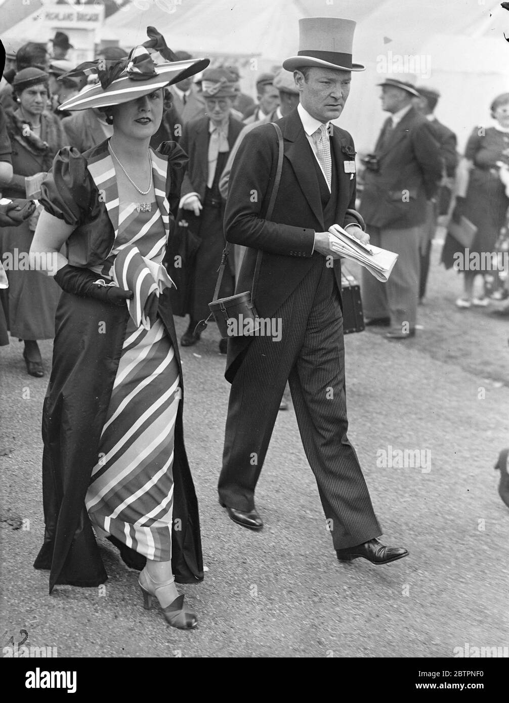 Regenbogenmode im Ascot. Fotoausstellungen: Frau W. J. Connell trägt am zweiten Tag des Ascot-Treffens schillernde Regenbogenmode. 16 Juni 1937 Stockfoto