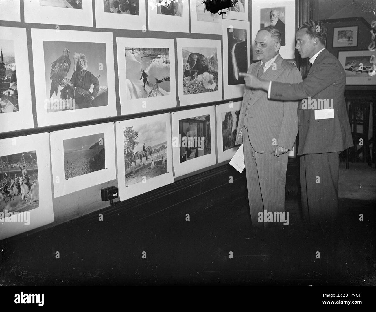 Russische Fotoausstellung in London. Eine Ausstellung moderner russischer Fotografie wurde im Hauptsitz der Royal Photographic Society am Russell Square, Bloomsbury, London eröffnet. Herr Maisky, sowjetischer Botschafter, war einer der ersten Besucher. Foto zeigt, M Maisky (links), der sowjetische Botschafter, die Exponate mit Dr. D A Spencer, Präsident der Royal Photographic Society. 17 Juni 1937 Stockfoto