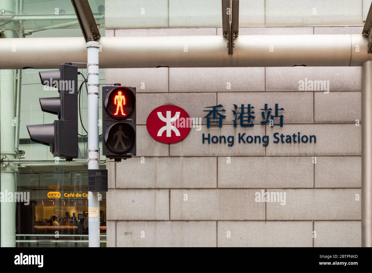 Hongkong / China - 23. Juli 2015: Hong Kong Station des MTR-Metro-Systems in Hongkong, unterhalb des International Finance Centre Stockfoto