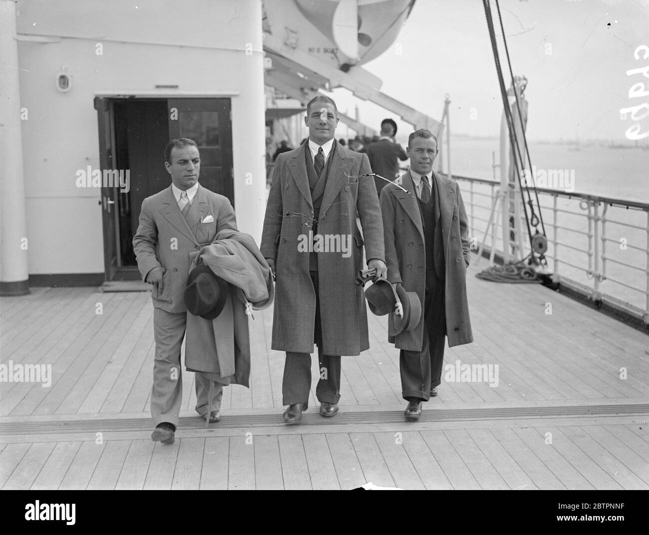 Drei Boxer zusammen. Von links nach rechts Petey Sarron, Robey Liebbrandt und Gunney Webster. Stockfoto