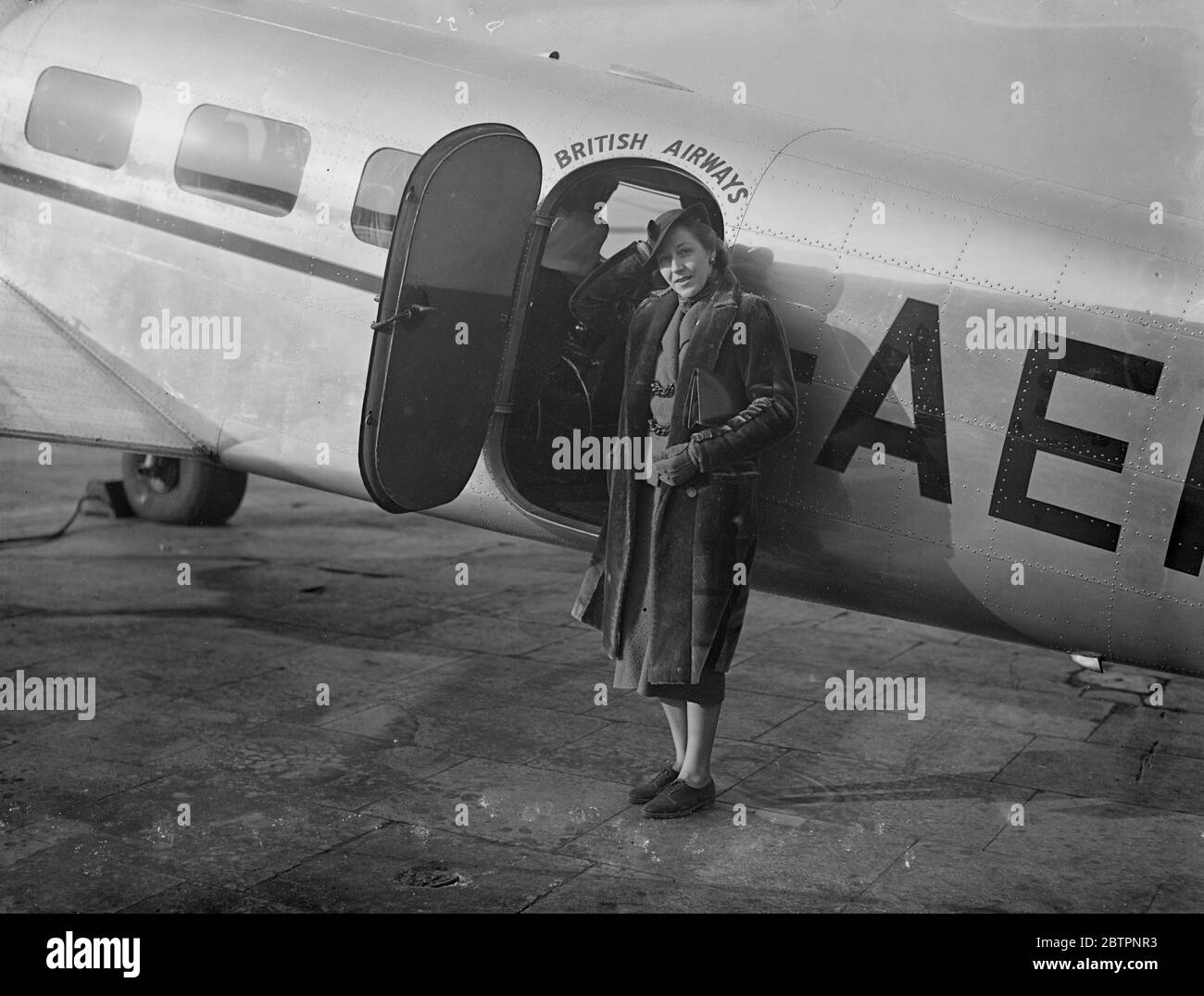 Amy Johnson fliegt nach Paris. Nehmen Sie Autorennen auf. Miss Amy Johnson, die jetzt mit dem Autorennen anfährt, links vom Croydon-Flugplatz nach Paris, wo sie an Wettbewerben teilnehmen wird. Foto zeigt, Miss Amy Johnson neben dem Flugzeug bei der Abreise von Croydon 11 Februar 1938 Stockfoto