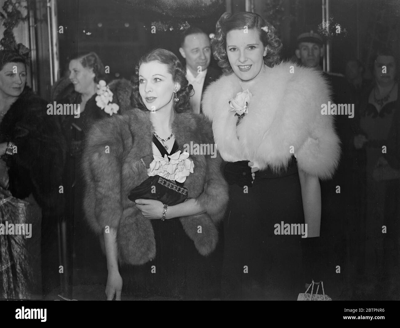 Schauspielerinnen bei Laughtons Filmpremiere. Charles Laughtons neuer Film "Vessel of Wrath", wurde im Regal Marble Arch uraufgeführt. Foto zeigt die Schauspielerinnen Leonora Corbett (rechts) und Vivienne Leigh bei der Premiere. 24 Februar 1938 Stockfoto