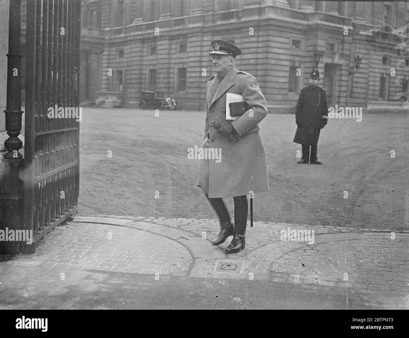 Generalmajor bei der Investiture. Die in der Liste der Neujahrshonorys verliehenen Ehrungen wurden vom König bei einer Investitur im Buckingham Palace, London, verliehen. Foto zeigt Major General Ernest Alexander Walker vom Indian Medical Service, der vom Ritter Kommandant des indischen Imperiums empfangen wurde. 15 Februar 1938 Stockfoto