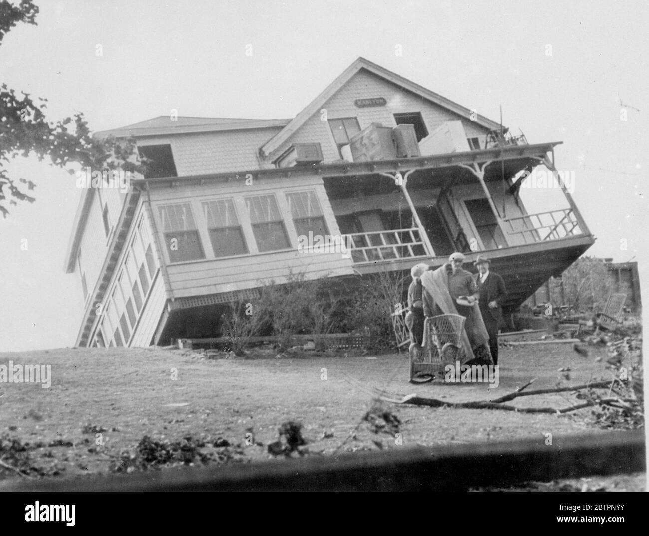 Moderne 'Arche Noah'. Ein Haus, das in einem Winkel an der Spitze eines Abhangs bei Riverside, Rhode Island, ruht, nachdem von seinen Fundamenten durch eine Flutwelle gewaschen worden sind, die durch den katastrophalen Hurrikan verursacht wurde, der in den Vereinigten Staaten schwere Lasten des Lebens und des Eigentums nahm. Möbel sind auf dem Dach stapelt zu sehen. Oktober 1938 Stockfoto