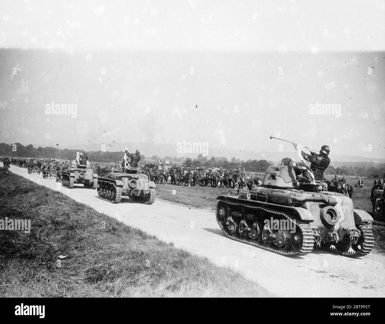 Tankfanfare. Zum ersten Mal ertönten Trompeter bei einer Panzerparade eine Fanfare, als eine große militärische Überprüfung stattfand, um die Manöver der französischen Armee nahe der Schweizer Grenze zum Abschluss zu bringen. Foto zeigt, Trompeter Klang die Fanfare als Panzer des 506. Tank-Regiment , im Rückblick bestanden. November 1938 Stockfoto
