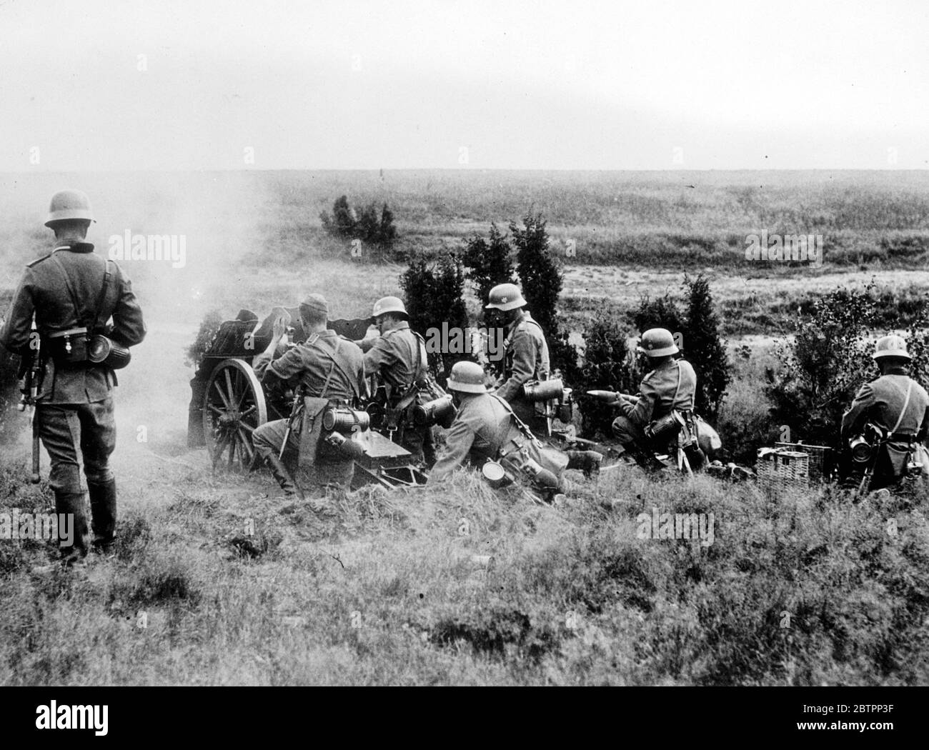 Leichte Artillerie in deutschen Manövern. Hitler besucht die Front. Bundeskanzler Hitler verbrachte zwei Tage in Gross Bern mit den Truppen des II. Armeekorps, die an den großen deutschen Manövern teilnahmen. Foto zeigt, leichte Artillerie in Aktion auf der Gross Born 'Front' während des Besuchs von Herrn Hitler. Bis 22. August 1938 Stockfoto