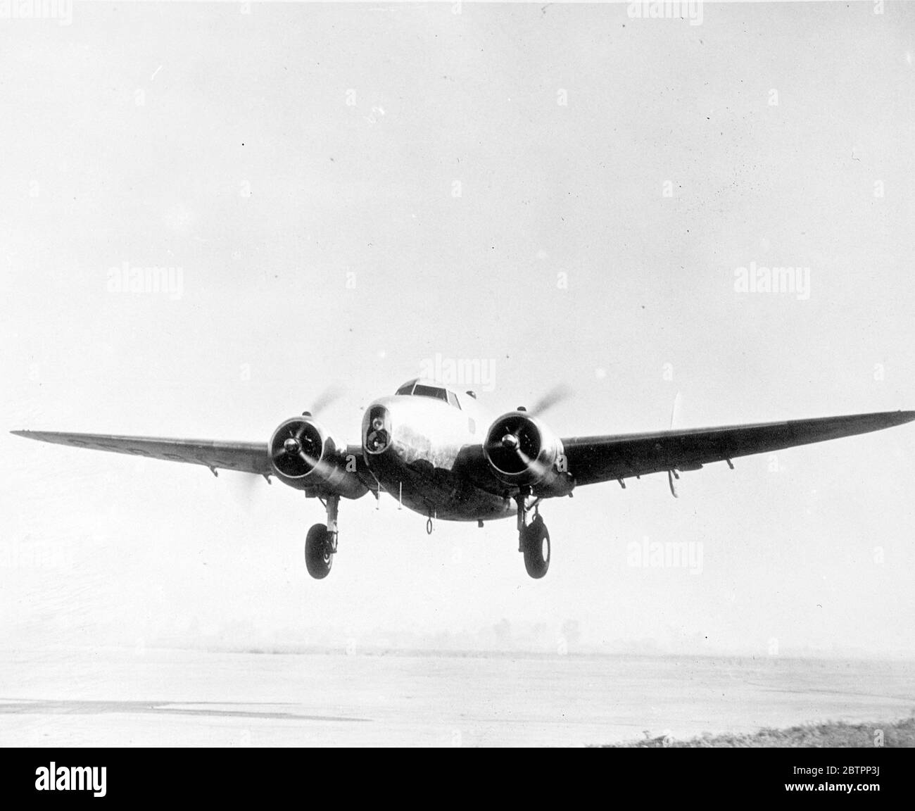 Howard Hughes auf großem Flug. Howard Hughes, der Flugreisende und Filmproduzent, begleitet von einer vierköpfigen Crew, ist nun auf einem Flug, den er von Los Angeles nach New York und über den Atlantik nach Paris und anderen europäischen Hauptstädten bringen will. Foto zeigt, howard Hughes, Lockheed bi motorisierte Flugzeug, wie er es in Los Angeles in Vorbereitung für den Start getestet. Juli 1938 Stockfoto