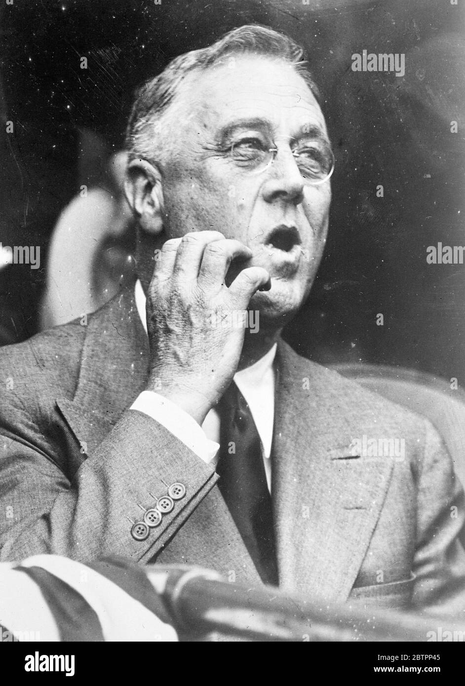 Präsident als Unterstützer. Pres Franklin D Roosevelt macht eine Studie in aufgewühltem Staunen, als er die würde von Amerikas höchstem Amt vergisst und wie ein gewöhnlicher Bürger in den Kehlen eines hart-schlagenden Baseballspiels verloren geht. Das Spiel, das erste der Baseball-Saison 1938, war zwischen den Washington Sens und der Philadelphia Athletics im Griffith Stadium, Washington DC. Der Präsident begann mit dem Werfen des ersten Balls. 27. April 1938 Stockfoto