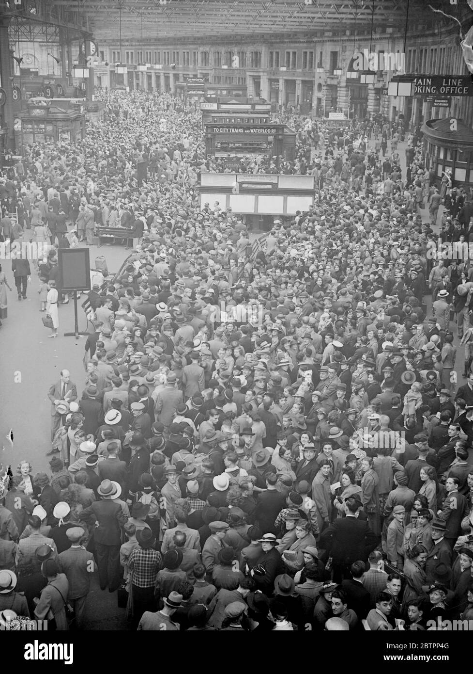 Riesige Urlaubsmassen in Waterloo. Riesige Menschenmengen verließen Waterloo Station, um im August einen Urlaub auf dem Land oder am Meer zu verbringen. Foto zeigt, die riesige Menge wartet auf Urlaub Züge in Waterloo. 30 Juli 1938 Stockfoto