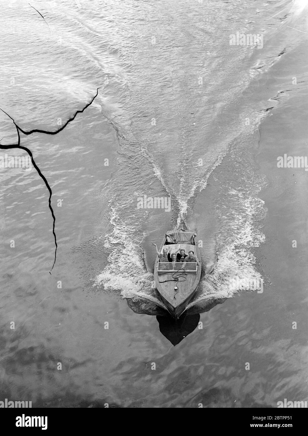 Die Hitze Londons 'waschen'. Ein Schnellboot, das ein Muster in der Oberfläche der Themse schneidet, während die Insassen von Londons Hitze in Chelsea entspannen. Bis 24. August 1938 Stockfoto