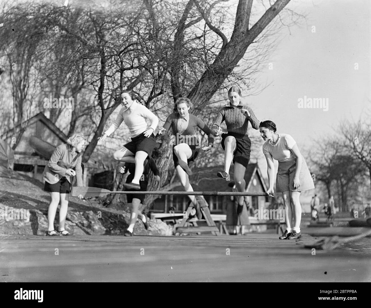 Frühling in der Luft!. Aufwärmübungen von Studentinnen aus Londoner Colleges, die bereits von der Freude des Frühlings erfüllt schienen, als sie sich für das Rudertraining im Regent's Park herausstellten. 29. Januar 1938 Stockfoto