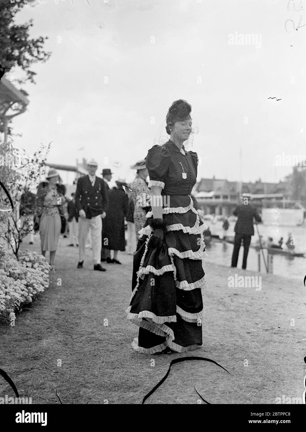 Schnickschnack im Henley. Frau Frank Law trägt ein effektives schwarzes Kleid mit weißen Rüschen bei der Henley Royal Regatta am Finaltag. Juli 1938 Stockfoto