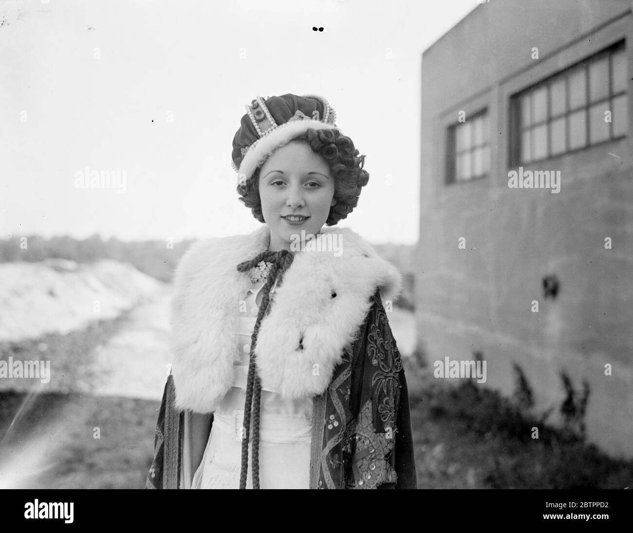 Finchleys Schönheitskönigin krönte sich. Miss Joan Edwards, 17 Jahre alte Kinomusherette von Hendon, wurde von Eddie Hughes vom Finchley Football Club zur Beauty Queen of Finchley gekrönt, als die dritte jährliche Fete, Sports and Fun Fair des Finchley FC in Summers Lane, Finchley stattfand. Foto zeigt, Miss Joan Edwards nach seiner Krönung zur Schönheitskönigin. 30 Juli 1938 Stockfoto