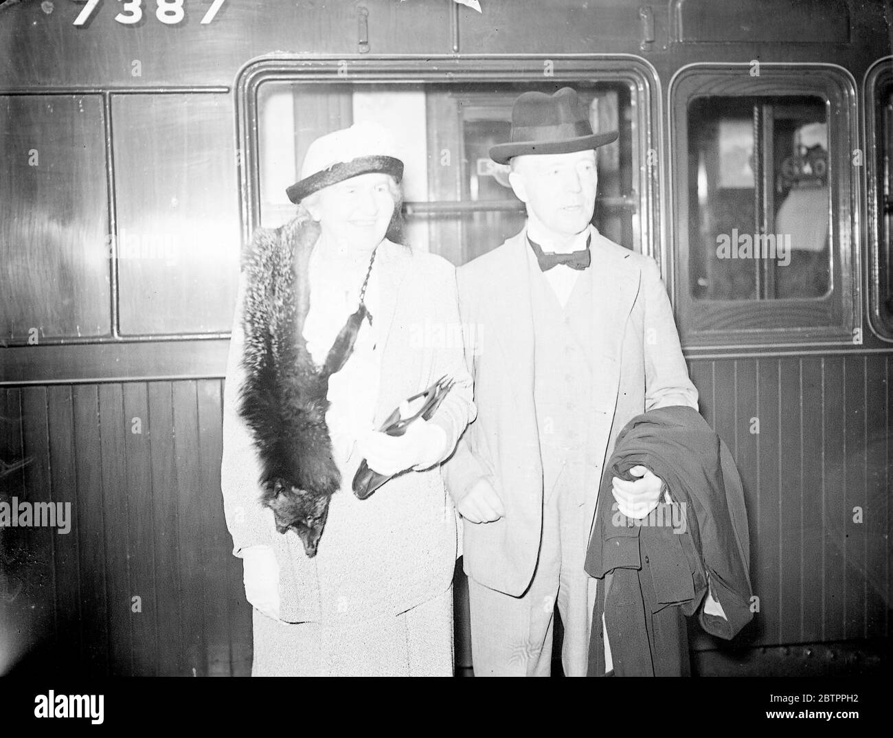 Lord Runciman geht nach Prag. Lord Runciman verließ in Begleitung seiner Frau den Londoner Bahnhof Victoria Station in Richtung Prag (Tschechoslowakei), wo er die tschechische Regierung untersuchen und beraten wird, um eine Lösung des sudetonschen deutschen Problems zu finden. Obwohl zugegeben wird, dass die britische Regierung seine Mission finanziert, geht Lord Runciman als unabhängiger Beobachter aus. August 1938 Stockfoto