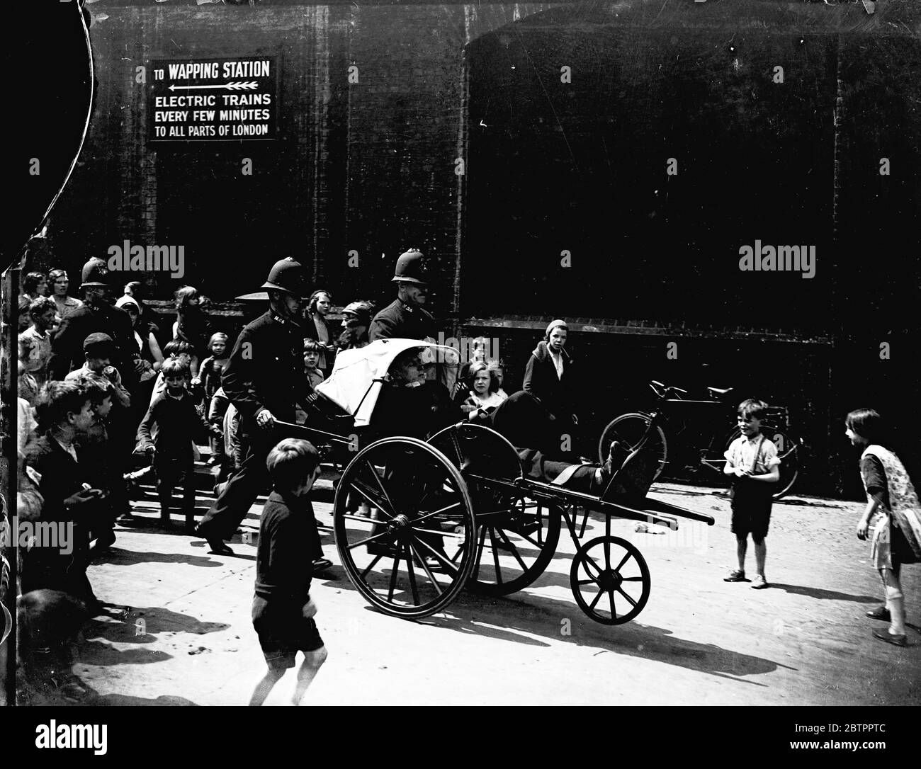 Handambulanz von Polizisten betrieben. 1933 Stockfoto
