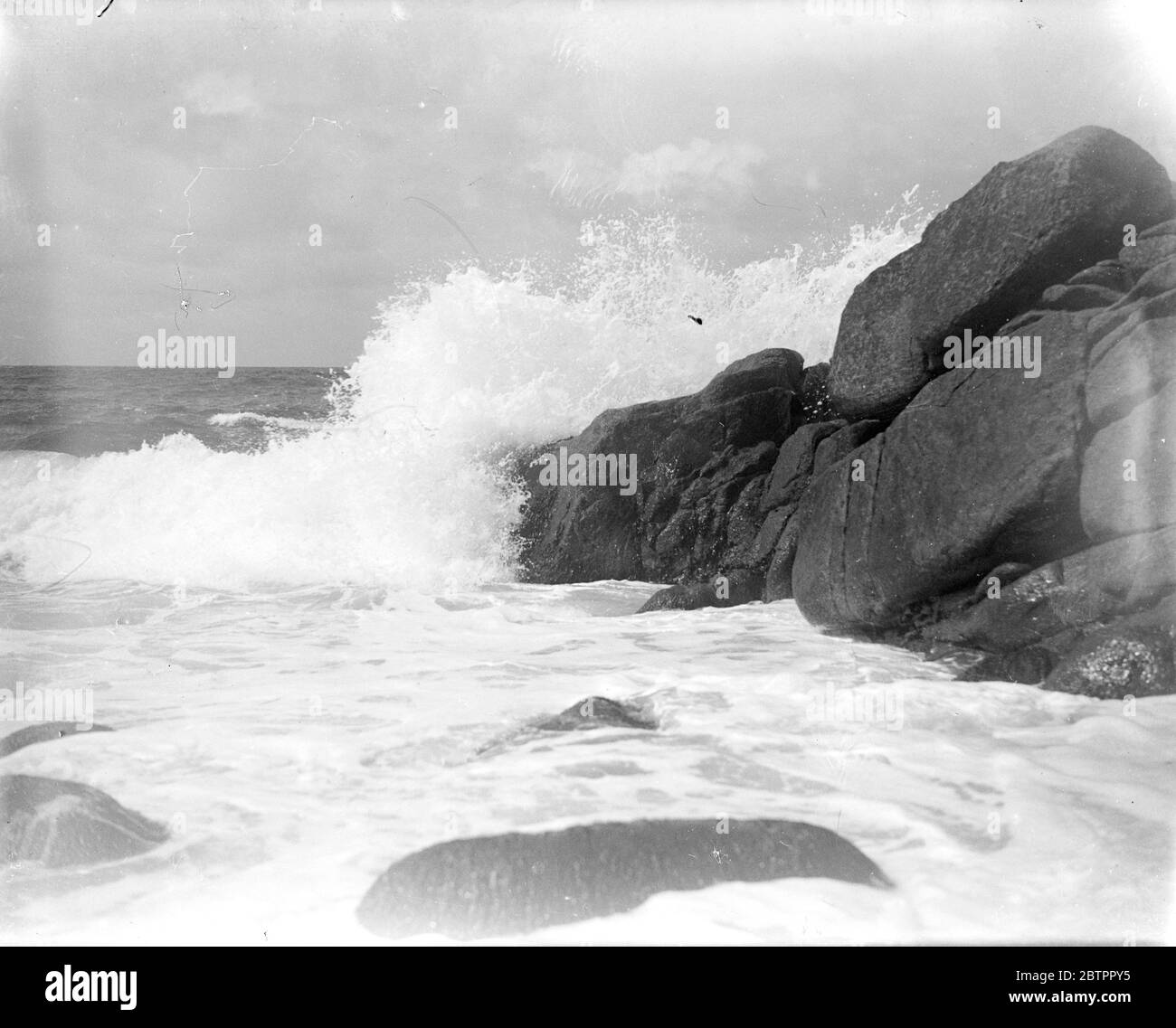 Meereswellen brechen auf Felsen. 1933 Stockfoto