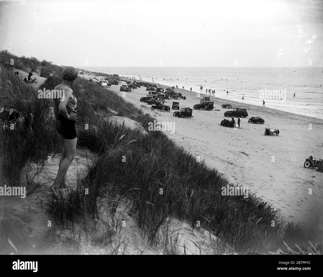 Motorcars auf Camber Sands, Sussex. 1933 Stockfoto