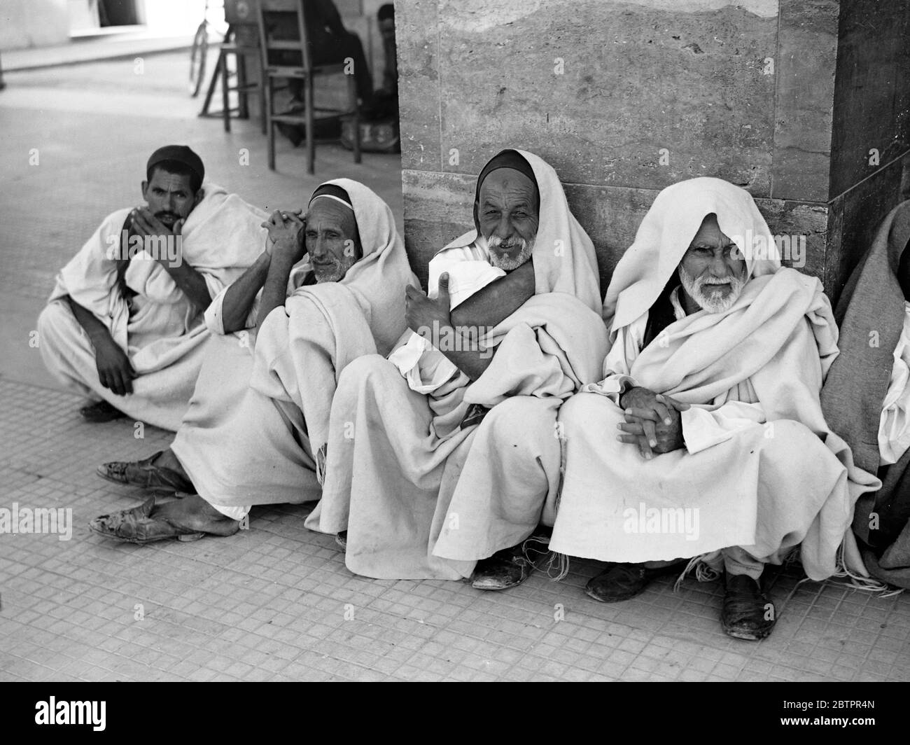 Tripolis. Die alten Araber sind die schlimmsten Klatschmänner der Welt. Alle in der Stadt. Man kann sie auf dem Boden sitzen sehen, wie sie Stunden im Gespräch verbringen. Stockfoto