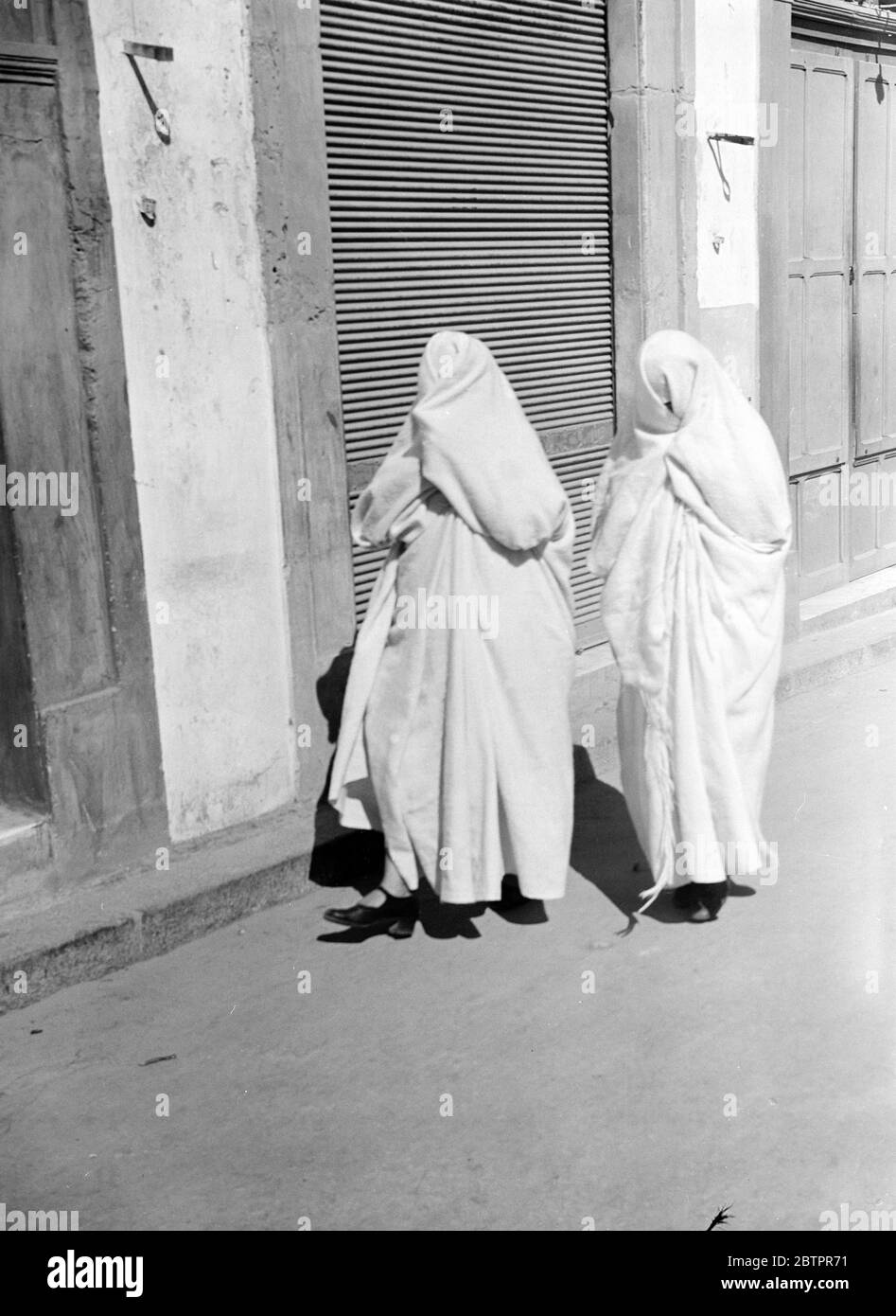 Tripolis. Frauen, bedeckt, verschleiert Stockfoto