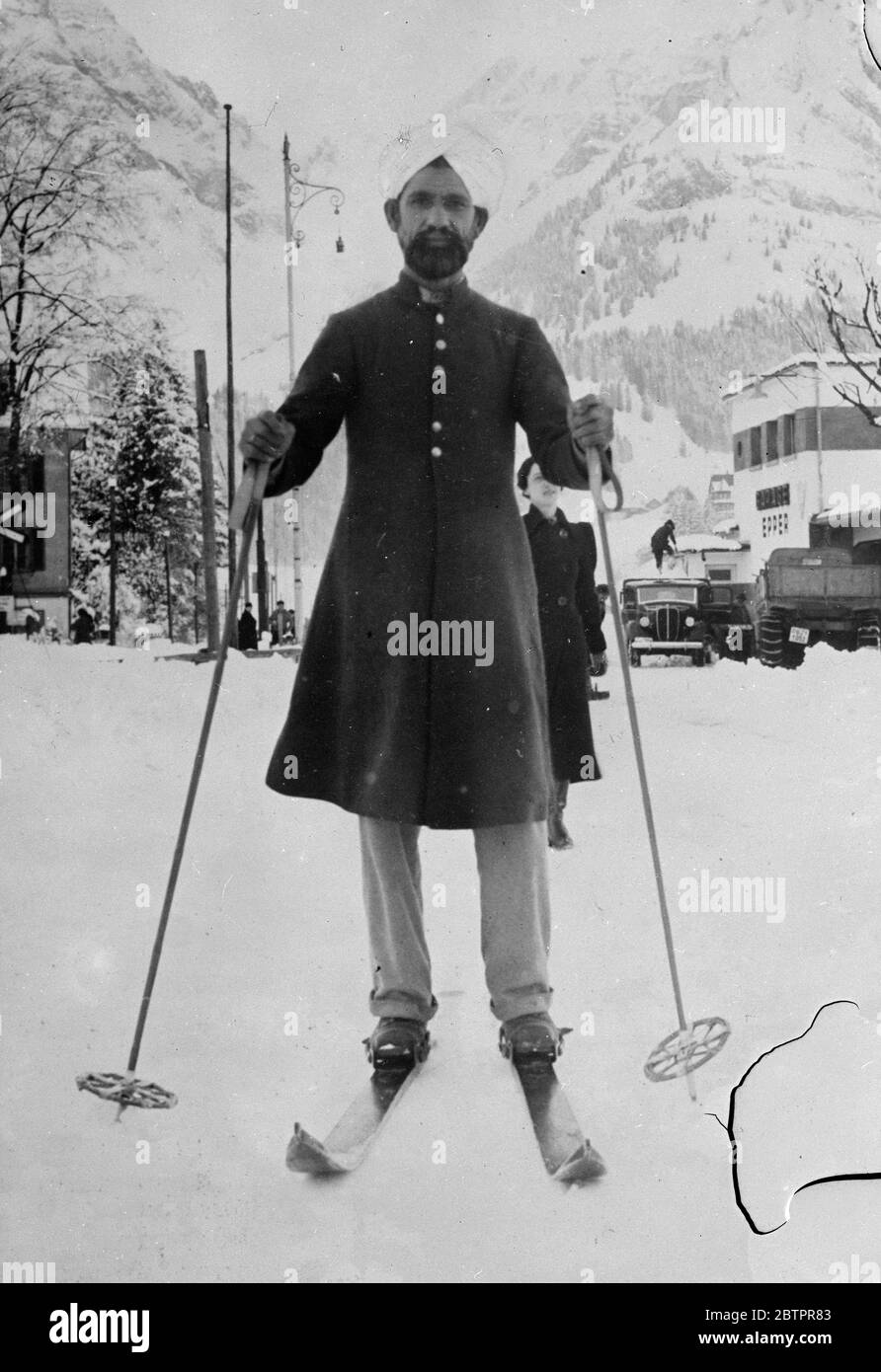 Turban und Ski in der Schweiz. Der Turban ist für die glühenden Sonnen Indiens passender als die schneebedeckten Höhen der Schweiz, aber in diesem Bild behält Mueenddin Chulan aus Lahore, Indien, die ihm eigentümliche Tracht seines Landes, als er sich auf den Skiern in den Engelberg aufmacht. 28. Januar 1938 Stockfoto