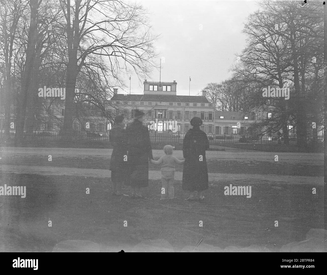 Warten immer noch auf Royal Baby. Nachtwache im Soestdijk Palace. Holland wartet noch auf die Ankündigung der Geburt von Prinzessin Julianas Baby. Die Prinzessin selbst machte wieder den üblichen kurzen Spaziergang im Soestdijk Palace Park, begleitet von ihrer Mutter, Königin Wilhelmina. Foto zeigt, warten vor Soestdijk Palace in der Dämmerung für die Ankündigung der Geburt des Babys. Die beleuchteten Fenster auf der rechten Seite sind der Raum, in dem das Baby geboren werden soll. 20. Januar 1938 Stockfoto