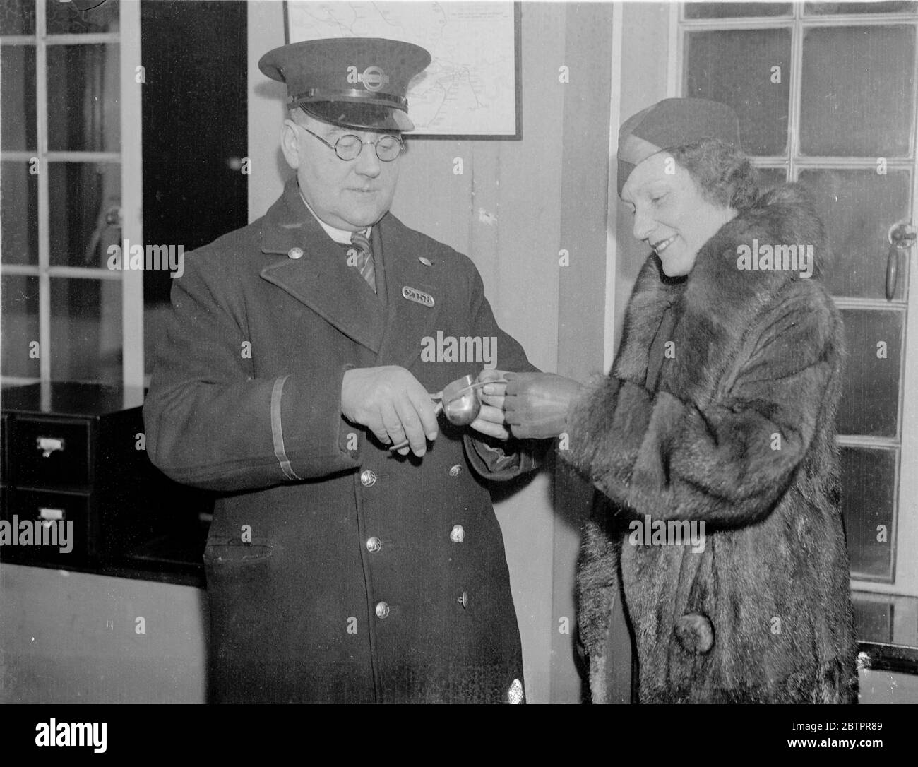 Punch, der nicht zusammendrückt. Neuer Clipper für unterirdische Sammler. Als Antwort auf die Beschwerden der Passagiere, dass ihre Finger beim Stanzen des Sammlers auf ihr Ticket geknallt worden seien, haben Ingenieure des London Transport Board einen neuen, nicht-klemmenden Schlag entwickelt. Mit dem neuen Schlag ist es unmöglich, dass die Passagiere Finger gefangen werden. Zusätzlich, als Anti-Wurf-Gerät, die Punch integrieren ein Magazin, in das die Ticket-Clippings fallen. Die nicht-Pincher soll von den Hauptbahngesellschaften geprüft werden. Fotoausstellungen, die neue, nicht-kleckende Karte wurde im St James's Park Underg verwendet Stockfoto