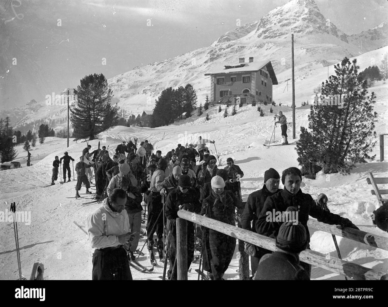 Erstellen von Tracks. Wintersportler machen sich auf den Skiern in den sunnitischen Höhen des St. Moritz, Schweiz, auf den ersten Tag. 11. Januar 1938 Stockfoto
