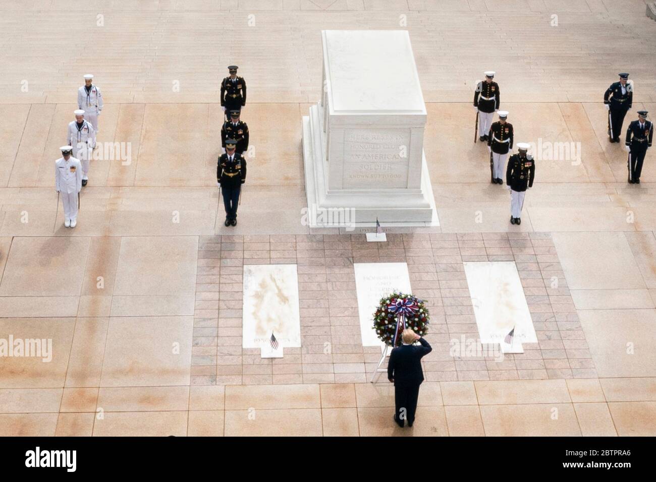 US-Präsident Donald Trump begrüßt während der Zeremonie zur Kranzniederlegung des Präsidenten anlässlich des Memorial Day auf dem Nationalfriedhof Arlington am 25. Mai 2020 in Arlington, Virginia. Stockfoto