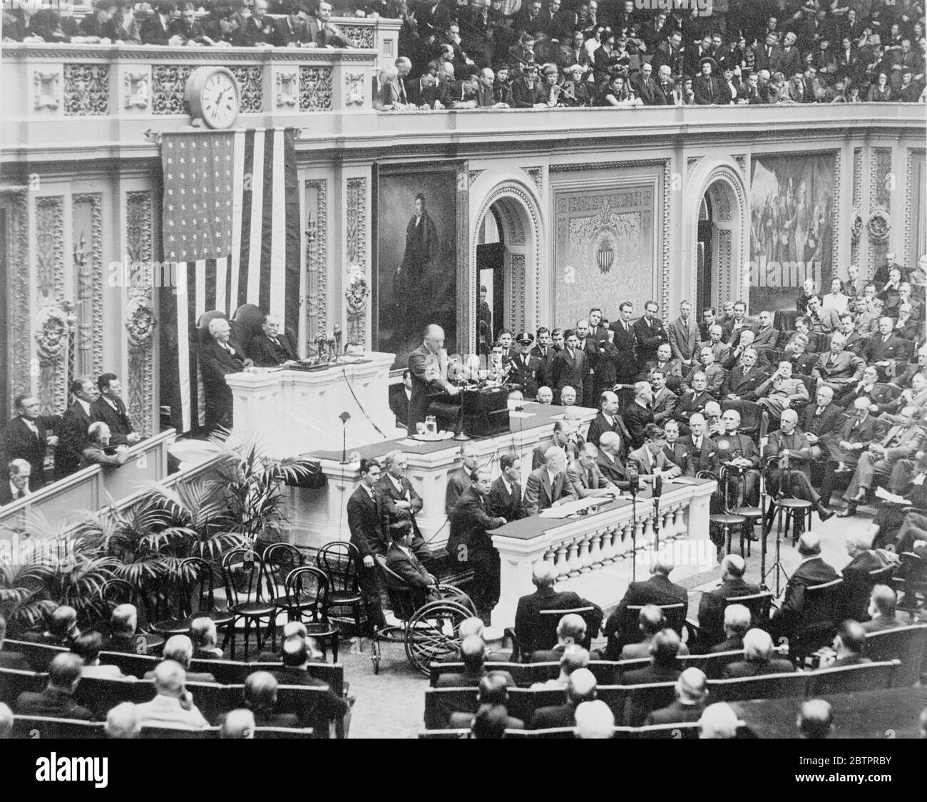 Präsident Roosevelt warnt vor Großunternehmen. In seiner als seine bedeutendste Rede seit seiner Antrittsbotschaft im Jahr 1933 betrachtete Präsident Roosevelt die Großunternehmen mit einer Warnung, als er seine Botschaft an die gemeinsame Sitzung des Repräsentantenhauses und des Senats in Washington, DC, überbrachte. Der Präsident bat aus dem Homiterrat um die Kapitalgesellschaft, warnte sie aber gleichzeitig, dass "der gebrauch ihrer Macht beendet werden muss, sonst wird sich das kapitalistische System durch seine eigenen Missbräuche selbst zerstören". Foto zeigt, Präsident Roosevelt liefern Stockfoto