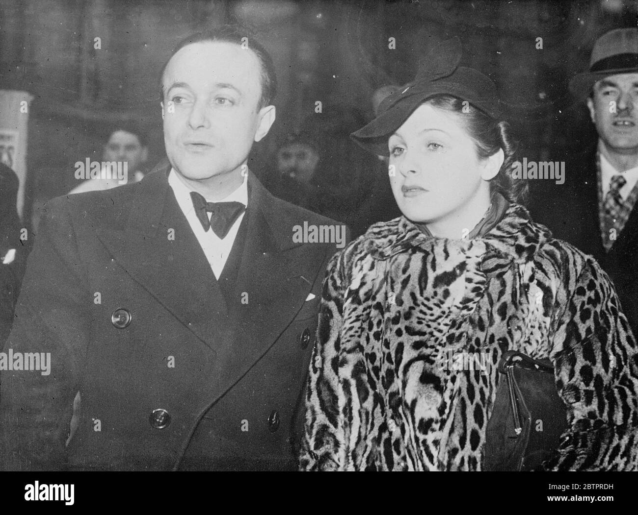 Vom Gefängnis zum Heiratsamt, Serge de Lenz heiratet in Paris. Serge de Lenz wurde aus dem Gefängnis Sante (Paris), wo er unter Anklage gegen Unterschlagung festgehalten wird, in das Rathaus des 16. Arrondissements in Paris gebracht und mit Mlle, Madeleine Lallier, verheiratet. Foto zeigt Serge de Lanz und seine Braut nach der Zeremonie. 11. Januar 1938 Stockfoto Vom Gefängnis zum Heiratsamt, Serge de Lenz heiratet in Paris. Serge de Lenz wurde aus dem Gefängnis Sante (Paris), wo er unter Anklage gegen Unterschlagung festgehalten wird, in das Rathaus des 16. Arrondissements in Paris gebracht und mit Mlle, Madeleine Lallier, verheiratet. Foto zeigt Serge de Lanz und seine Braut nach der Zeremonie. 11. Januar 1938 Stockfoto