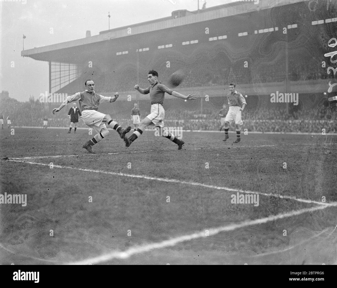 Arsenal Tor gegen Everton. Arsenal traf Everton in einem ersten Division Match in Highbury, London. Fotoserien, George Hunt punktet für Arsenal. Januar 1938 Stockfoto