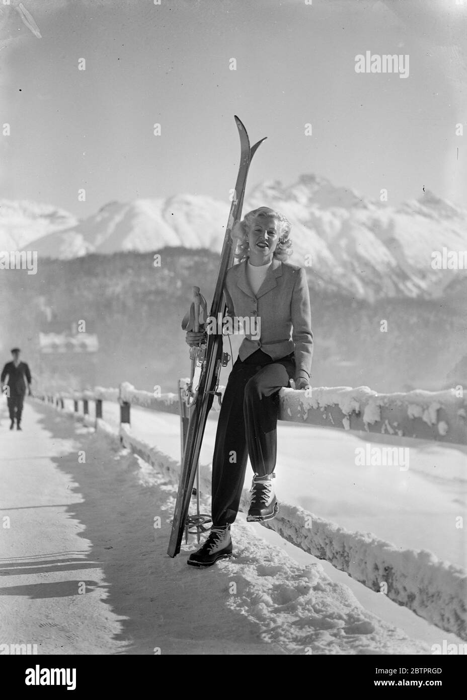 Skispierin. Miss Tulfer, Hollywood-Filmschauspielerin, vor dem Hintergrund schneebedeckter Berge, verkörpert den Geist des Wintersports, während sie sich auf eine Skiexpedition und St. Moritz, das Schweizer Resort, vorbereitet. 30 Dezember 1937 Stockfoto