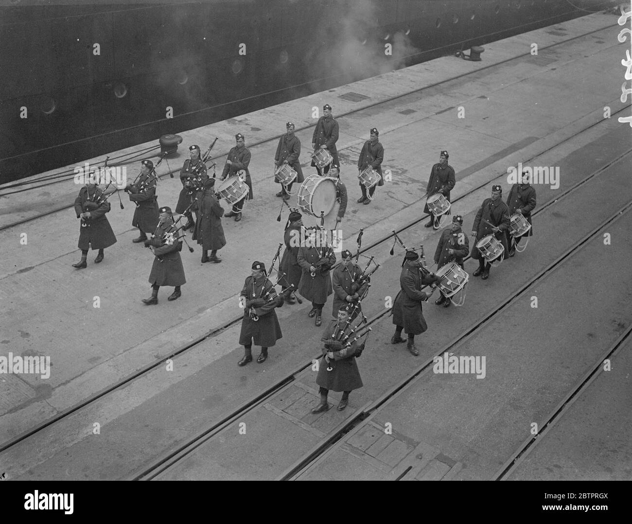 Sich selbst spielen. Die Band der Royal Scots marschiert entlang der Kai in Southampton, bevor sie auf die "Kalifornien", die Truppen nach Malta nahm. Januar 1938 Stockfoto