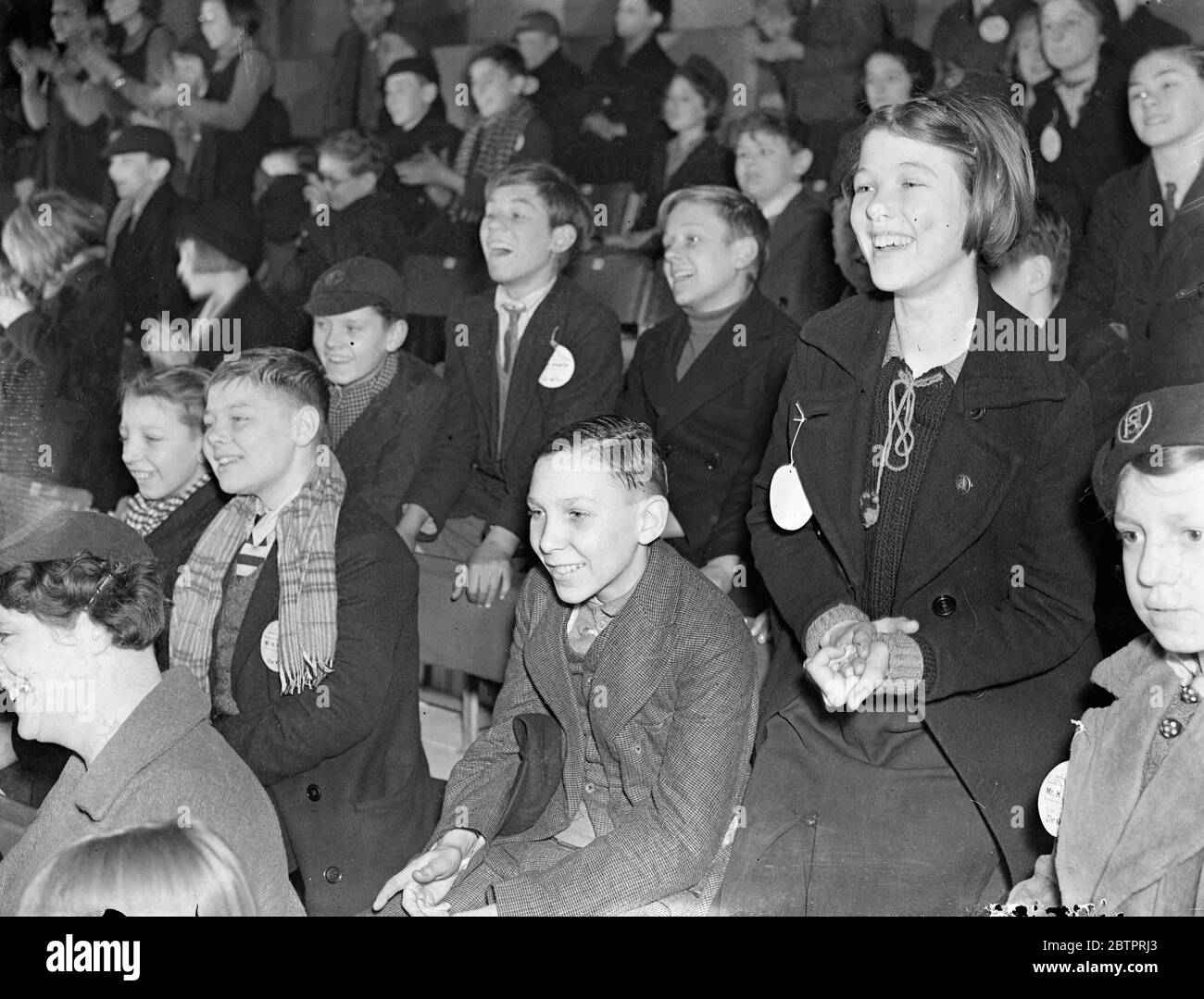 Kinder genießen den Olympia Circus. Tausende Londoner Schulkinder waren zu Gast bei einer Vorstellung des jährlichen Bertram Mills Circus in Olympia. Der Circus öffnet morgen (Mittwoch) für die Weihnachtszeit. Foto zeigt, eine Studie in Ausdrücken, wie Kinder die Aufführung sahen. 21 Dezember 1937 Stockfoto