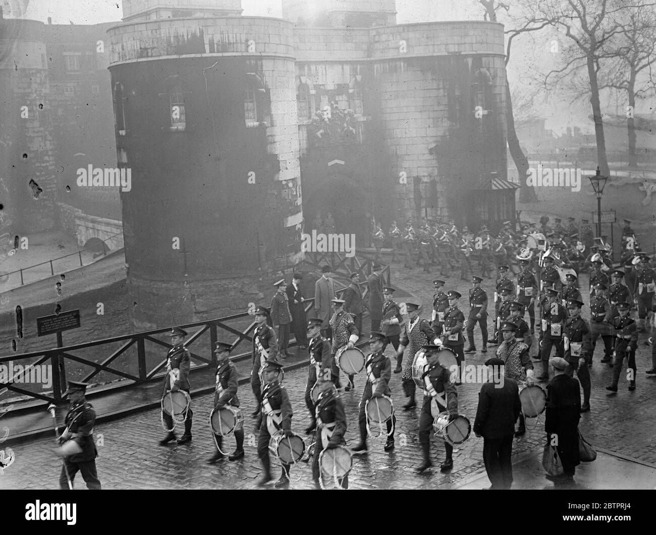 Essex Regiment verlassen Tower. Nach ihrer Dienstzeit verließ das Essex Regiment den Tower of London, um zur Heimatstation Warley, Essex, zurückzukehren. Foto zeigt, das Essex Regiment, von der Band geführt, verlassen den Tower von London. 14. November 1937 Stockfoto