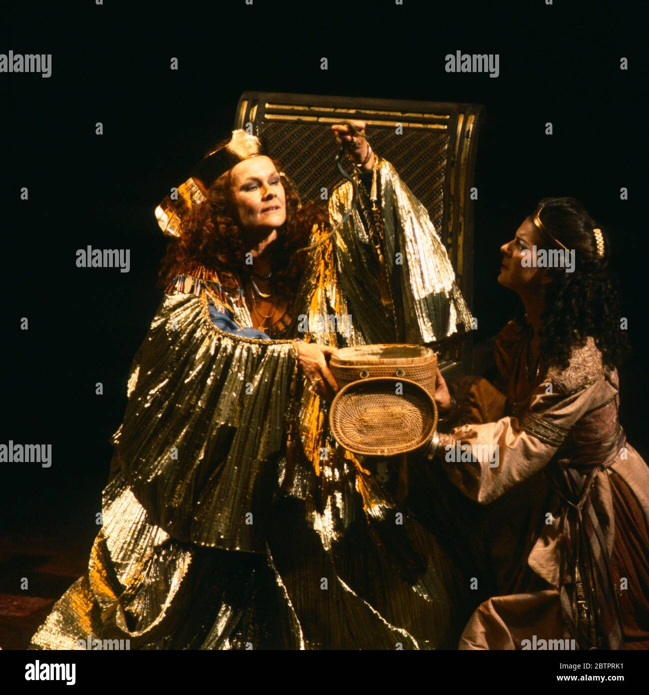 l-r: Judi Dench (Cleopatra - Holding the asp), Miranda Foster (Charmian) in ANTONY AND CLEOPATRA von Shakespeare am Olivier Theatre, National Theatre (NT), London 09/04/1987 Bühnenbild: Alison Chitty Beleuchtung: Stephen Wentworth Regie: Peter Hall Stockfoto