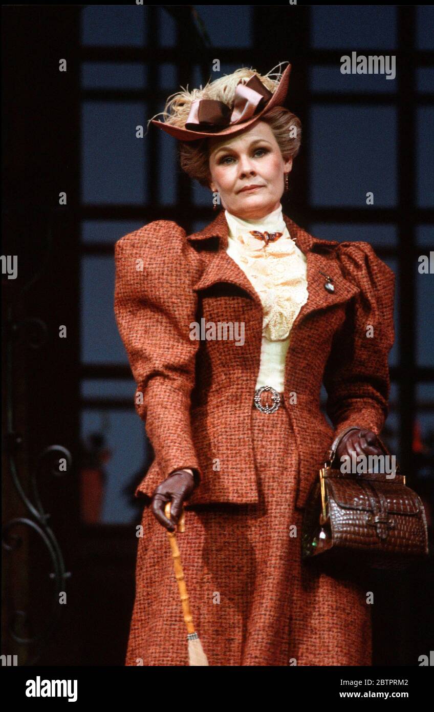 Judi Dench (Lady Bracknell) in THE BEDEUTSAMKEIT OF BEING ERNSTHAFT von Oscar Wilde am Lyttelton Theatre, National Theatre (NT), London 16/09/1982 Design: John Bury Regie: Peter Hall Stockfoto